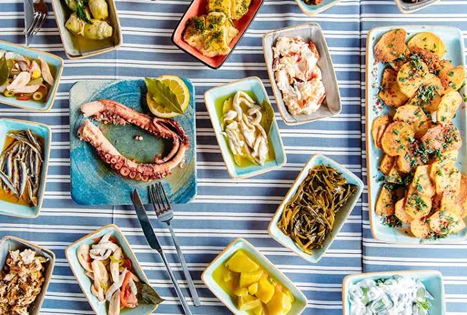 Balığın Yanında Ne Yenir? En Uyumlu Meze ve Lezzet Önerileri