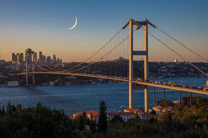 Boğazda Gün Batımında Balık Yemek Neden Bu Kadar Popüler?